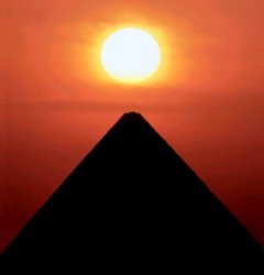 El sol ocultándose detrás de las pirámides